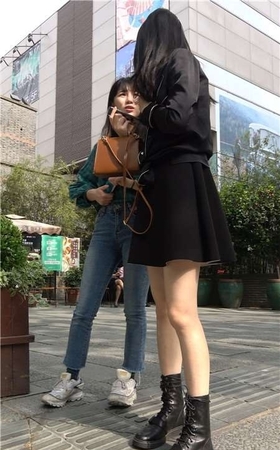 4k-黑色连衣裙漂亮美女街拍美腿 [1.54 GB]