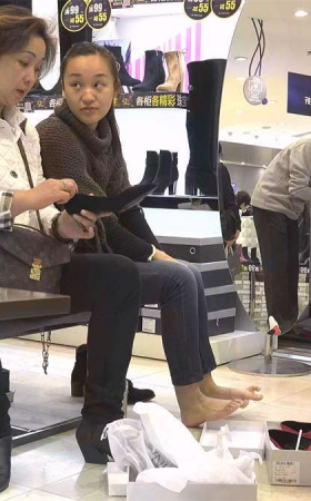 试鞋牛仔少妇
