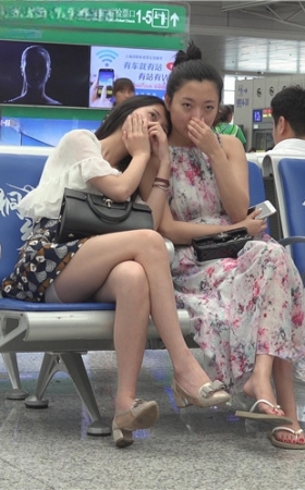 花裙丸子头妹子