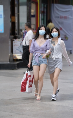性感的单眼皮热裤女孩