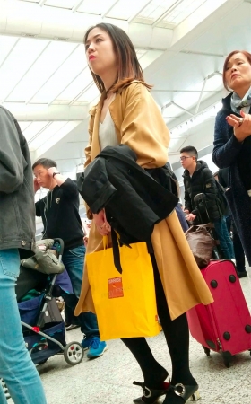 红色风衣黑丝美女