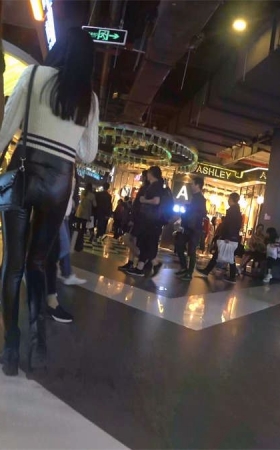 高腰紧身皮裤苹果臀长腿美女