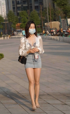 [凯恩专区] 牛仔短裙肉丝美眉 【图片➕视频】 [10P]