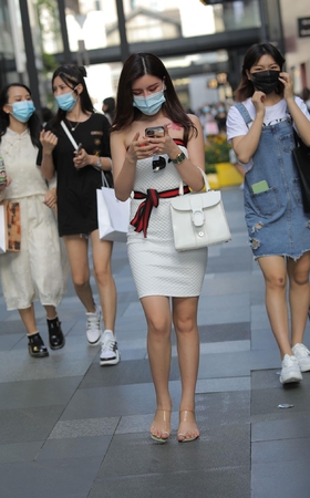 漂亮的白色包臀裙美女