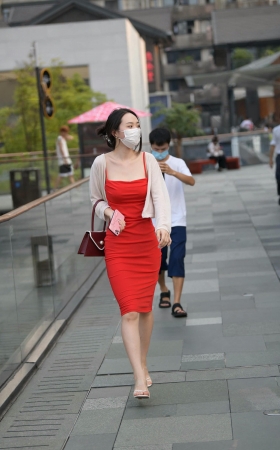 街拍红色吊带裙白皙小姐姐 [21P]