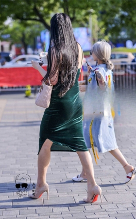 露背紧抱裙美女 [10P]