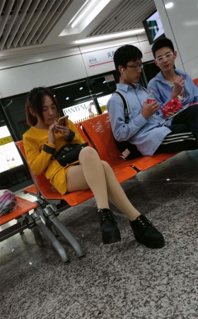 清纯的黄衣服丝袜美腿小姐姐