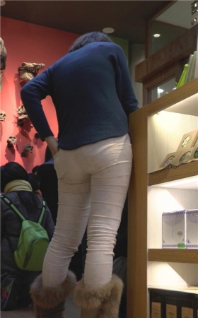 白裤短发妹子