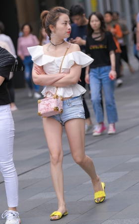 性感热裤大白腿小月牙 [18P]