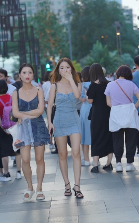 街拍牛仔裙小姐姐 [18P]