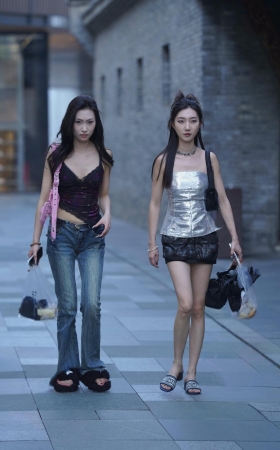 街拍牛仔裤美女跟闺蜜 [19P]