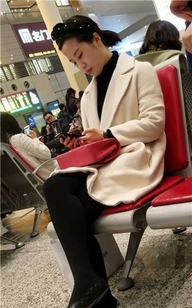 4k超清，候车室拍摄知性气质打底裤袜美女姐姐