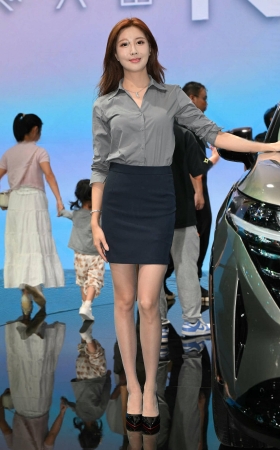 美丽大方的卖车美女 【图片➕视频】 [22P]