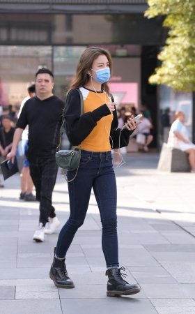 秋意紧牛美女 [16P]