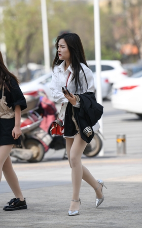 银色高跟丝袜美女