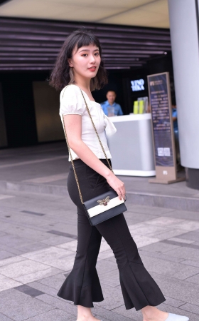 甜美长相紧致好身材 [25P]