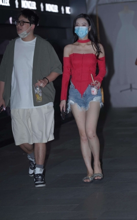 夜拍靓丽的红衣热裤女友 [19P]