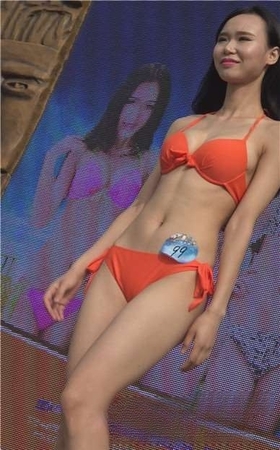 知性甜美橘色比基尼泳装美女。