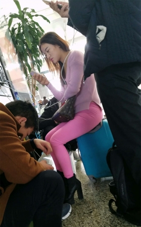 高铁站跟拍粉色紧裤饱满圆润大屁股长发少妇