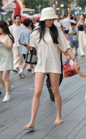 2543-8=52√消失的下装，美腿拖鞋辣妈 9P