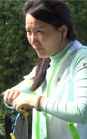 4k-公园草地上休闲的裸足街拍少妇