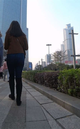 超级紧绷蓝色牛仔裤秀丽美女