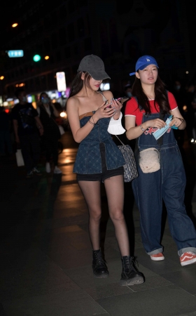 夜拍嘿丝小姐姐 [23P]