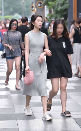 贴身的针织裙美女 [14P]