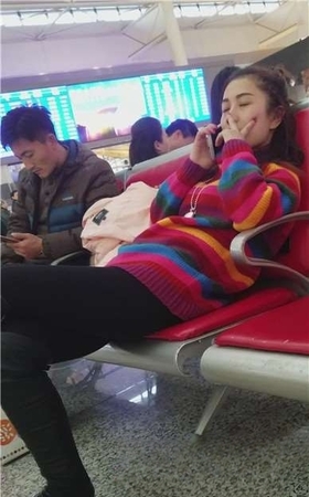 4k-车站长椅上葛优瘫的美腿女孩。