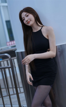 黑裙靓丽小雨滴