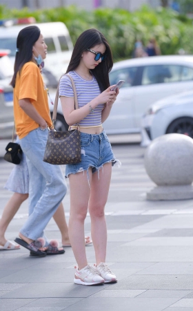 摄神街拍作品 – 清纯而迷人的热裤美眉