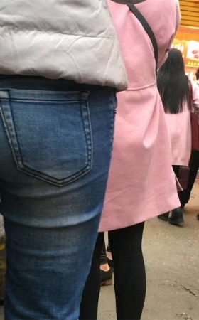 美女的圆臀紧身牛仔裤