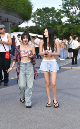 清凉打扮的人字拖小姐姐 [15P]