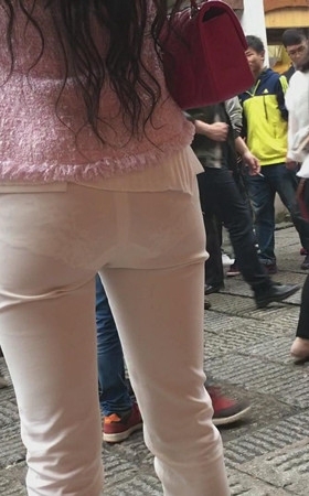 漂亮的白裤微透美女