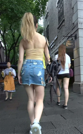 性感抹胸牛仔裙气质马尾辫街拍美女