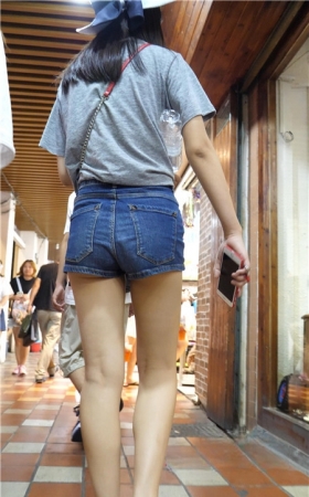 牛仔短裤妹子