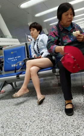 黑色短裙肉丝米色皮鞋