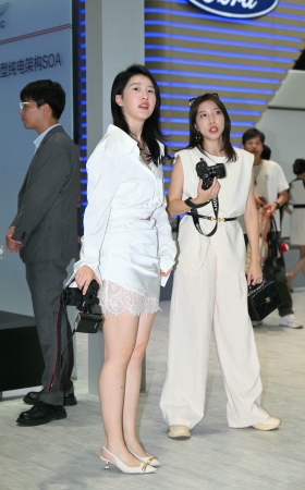 241117-23=100√大白腿素人，太美了～ 17P