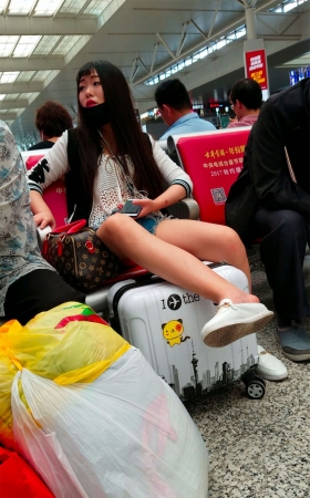 高铁站很性感的女子