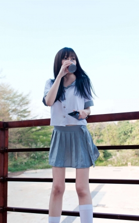 百褶裙少女
