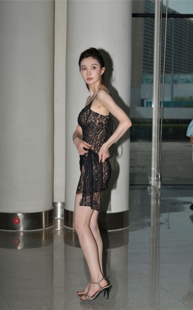 黑色蕾丝吊带裙