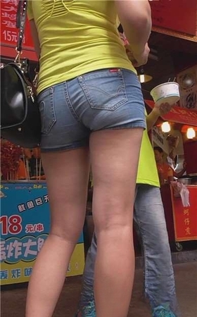 街拍黄T恤极品美臀热裤少F [749 MB]