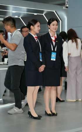 金融公司的两位制服rou丝姐妹 [21P]
