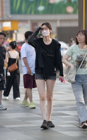 街拍热裤苗条眼镜妹~ [23P]