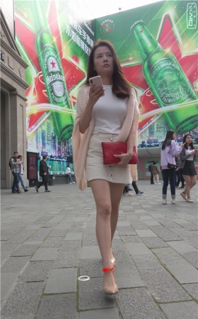 拿着红色包包的小姐姐