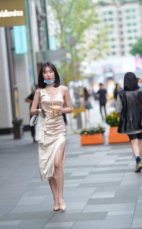 甜美身姿长裙美眉