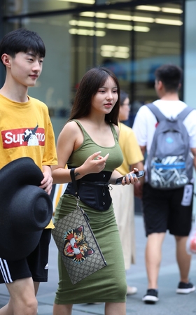 性感迷人，蜂腰翘臀