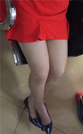 美腿红色包臀裙，尖嘴高跟鞋美眉