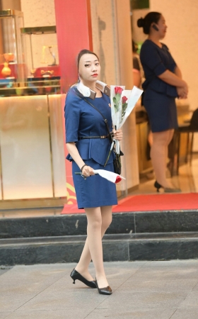 抓拍送玫瑰花的金店促销员 [19P]