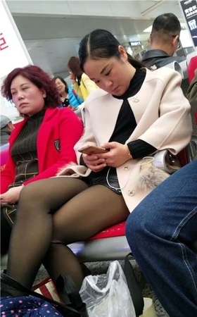4K – 候车室的极品黑丝美腿少妇